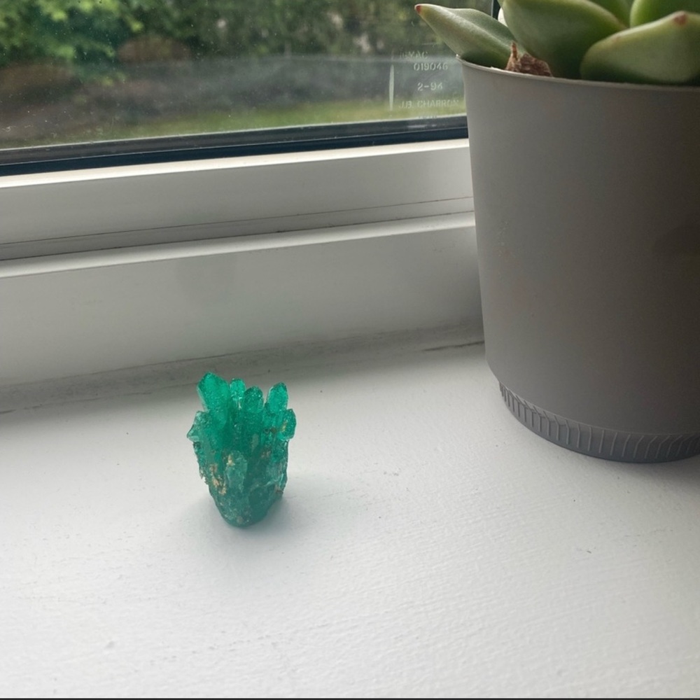 House decoration ~ Green crystal cluster with gold flakes inside 💚 - Picture 2 of 16